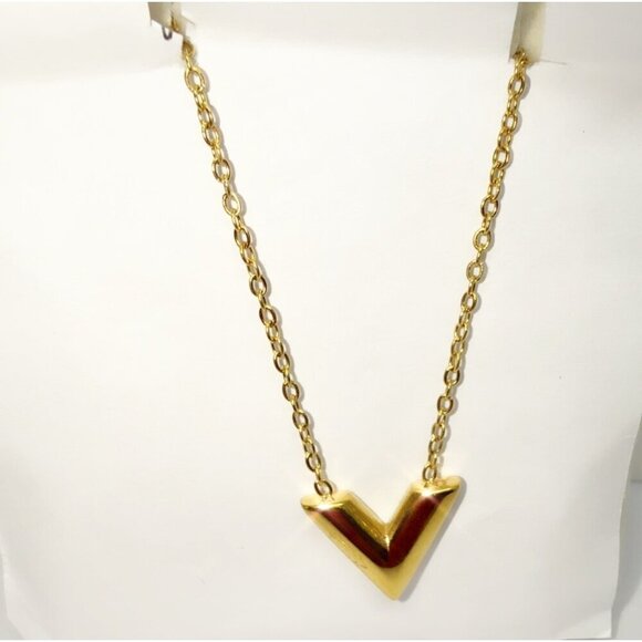 18K Gold Plated Stainless Steel V Pendant Necklace Womens - Picture 6 of 7